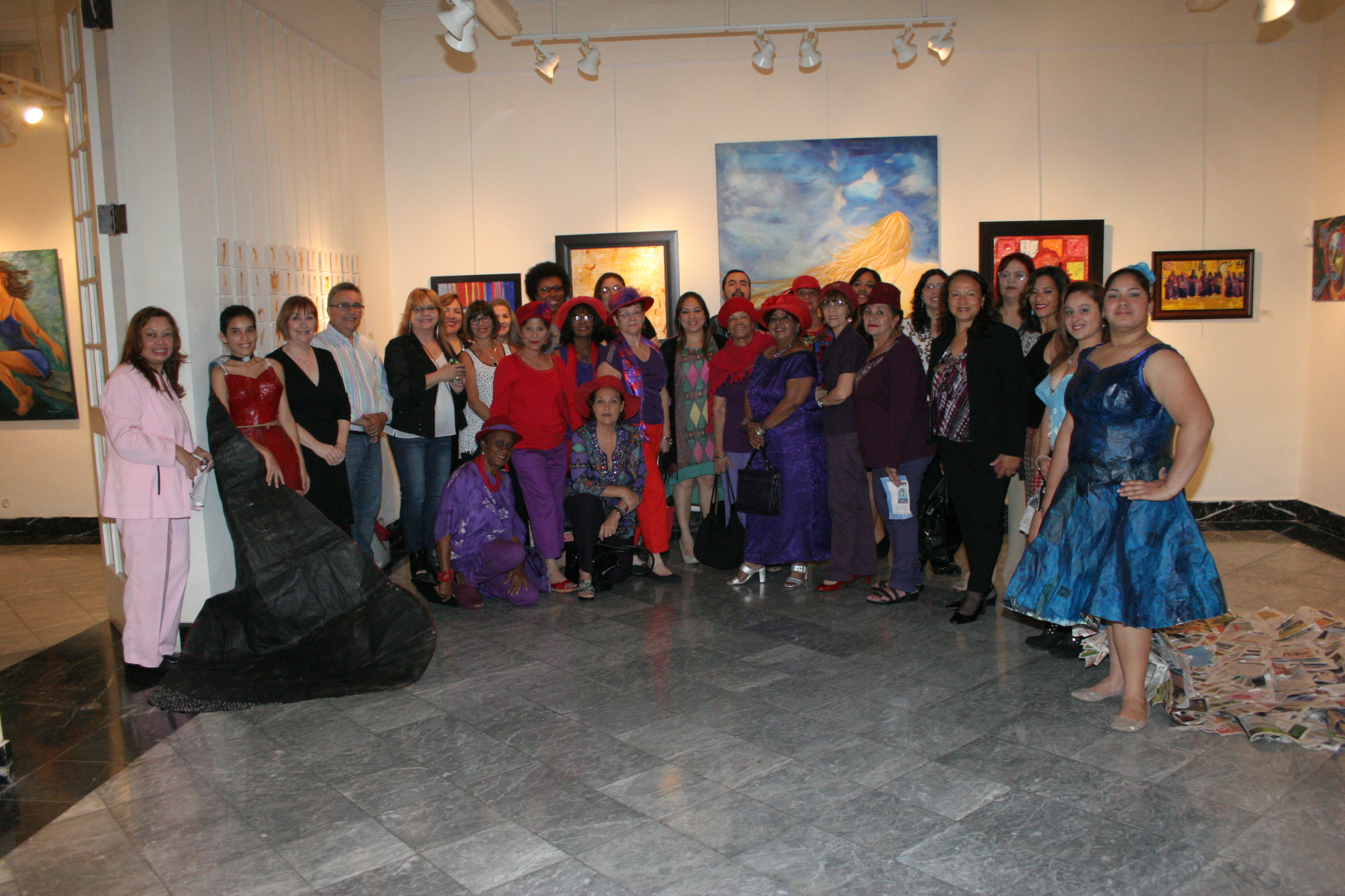 Exposición colectiva de arte Mujer, Divino Tesoro Periódico Presencia