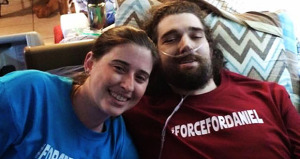 Daniel Fleetwood junto a su inseparable esposa, Ashley Fleetwood vistiendo camisas alusivas a la campaña "ForceForDaniels". (Foto/Suministrada)
