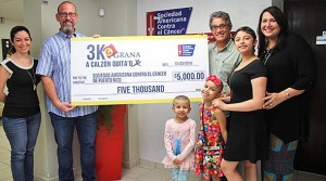 Hacen entrega Verónica Malavé, Comptroler y Roberto Colón, Presidente de Eleven Eleven Corp. (dueño de la marca Grana) a la Dra. Lillian Santos, Principal Oficial Ejecutiva de la SACCPR, acompañada de Braulio Castillo, hijo, Padrino del evento y varias de las pacientes. (Foto/suministrada)