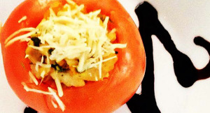 Tomate relleno de pollo. (Foto/Suministrada)