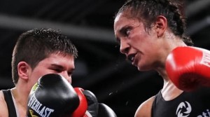 (A la derecha) Amanda Serrano, campeona mundial de tres divisiones. (Foto/suministrada)