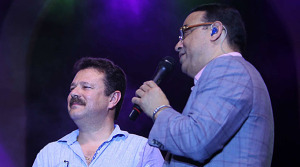 El alcalde de Carolina, José Carlos Aponte, comparte la tarima con Gilberto Santa Rosa. (Foto/Suministrada)