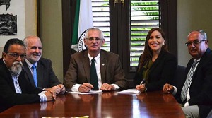 En el centro, John Fernández Van Cleve, rector del RUM, le acompañan a su derecha Beatriz Carrión, directora ejecutiva de PRABIA y el agrónomo Ramón Molinary, vicepresidente de PRABIA. A la izquierda del rector, los decanos Raúl Macchiavelli, de Ciencias Agrícolas y Manuel Valdés Pizzini, de Artes y Ciencias del RUM. (Foto/Suministrada)