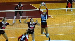 Michelle Nogueras con la bola. (Foto por Luis Sánchez)