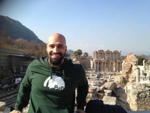 Daniel Irizarry, egresado del Departamento de Drama, de la Facultad de Humanidades de la UPR en Río Piedras, se desempeña como profesor de actuación en Turquía.