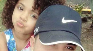 La niña, Janselyz Barbosa Torruellas en hombros de su padre también ultimado a balazos. (Foto/Suministrada)