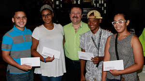 José Carlos Aponte, primer ejecutivo de Carolina junto a jóvenes. (Foto/Suministrada)