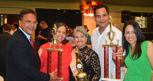 En la izquierda, el alcalde de Luquillo, Jesús "Jerry' Márquez Rodríguez; en el centro, Elizabeth Román, reina Sra. Puerto Rico Edad Dorada 2016; y a la derecha, Yarelix Pumarejo, directora Jardín Envejecientes Pablo Suárez. (Foto/Suministrada)
