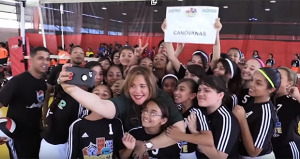 Lornna Soto Villanueva, alcaldesa de Canóvanas, comparte con niños del barrio Cubuy de dicho municipio. (Captura de Pantalla)