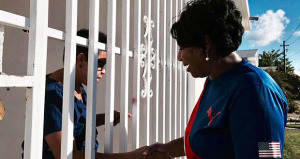 Nayda Venegas Brown, candidata al Senado por el Partido Nuevo Progresista en el Distrito de Carolina, comparte con un simpatizante. (Foto/Suministrada)