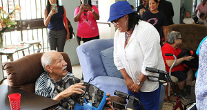 Diana Méndez, primera dama de Fajardo, entrega mochilas equipadas con artículos de primera necesidad en caso de ocurrir una emergencia a los residentes en el Golden Age Garden del municipio de Fajardo. (Foto/Suministrada)